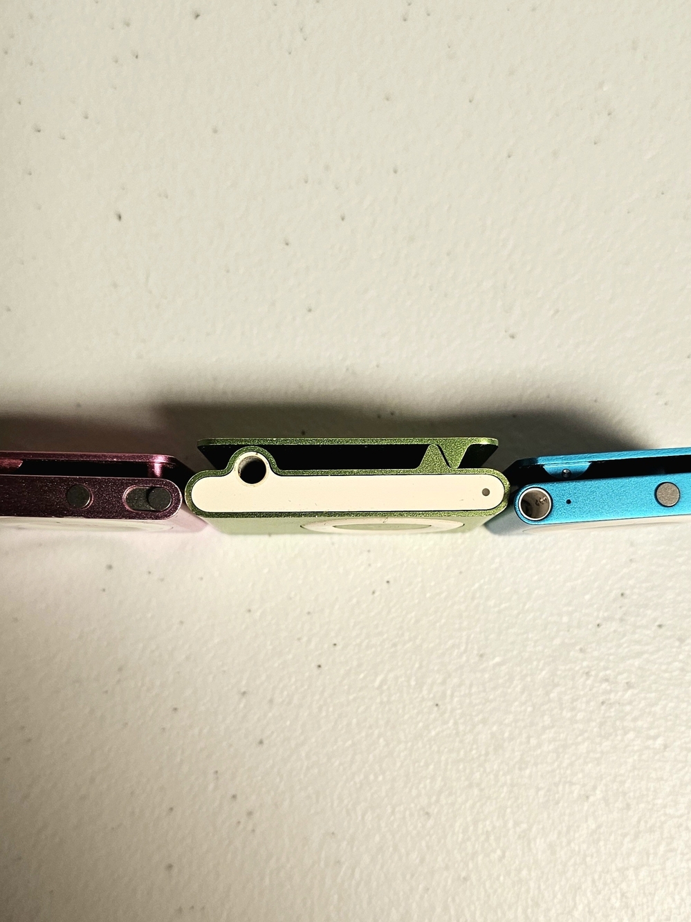 3 iPod shuffles (two 4th gens, one 2nd gen) pink, green, blue - Picture 2 of 4